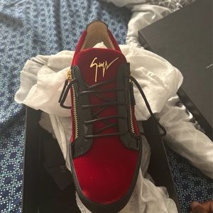 Size 9 , Men’s , Giuseppe red velvet